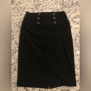 Es tala 1 es stretch y tiene un cierre atras